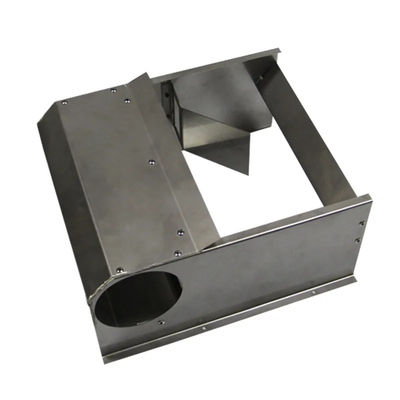 Vervaardiging van platen van aluminium en roestvrij staal door het buigen en stampen