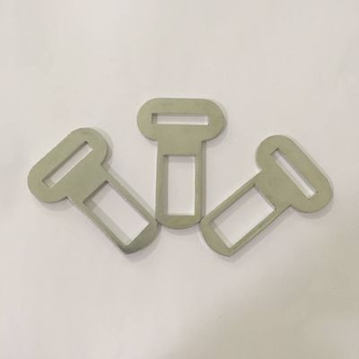 Op maat gemaakte aluminiumplaat metalen stempelonderdelen Knippen Zwarte oppervlaktebehandeling Plaat metalen vervaardiging