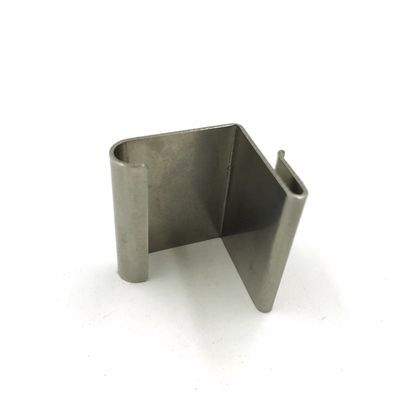 Op maat gemaakte aluminiumplaat metalen stempelonderdelen Knippen Zwarte oppervlaktebehandeling Plaat metalen vervaardiging